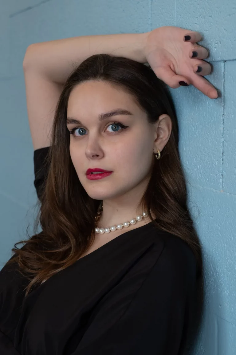 Portrait féminin en studio – Élégance et regard intense à Jossel