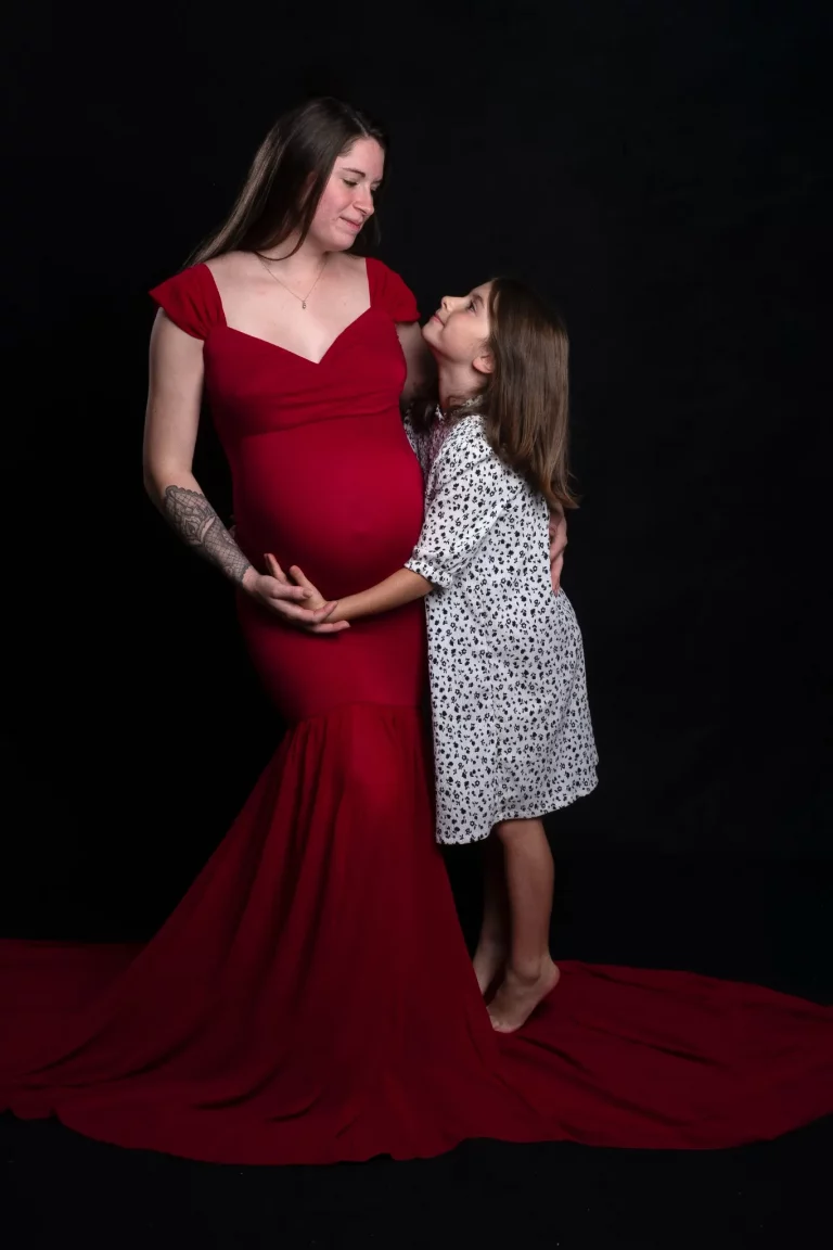 Séance maternité en studio – Complicité et douceur entre une maman et son enfant à Josselin