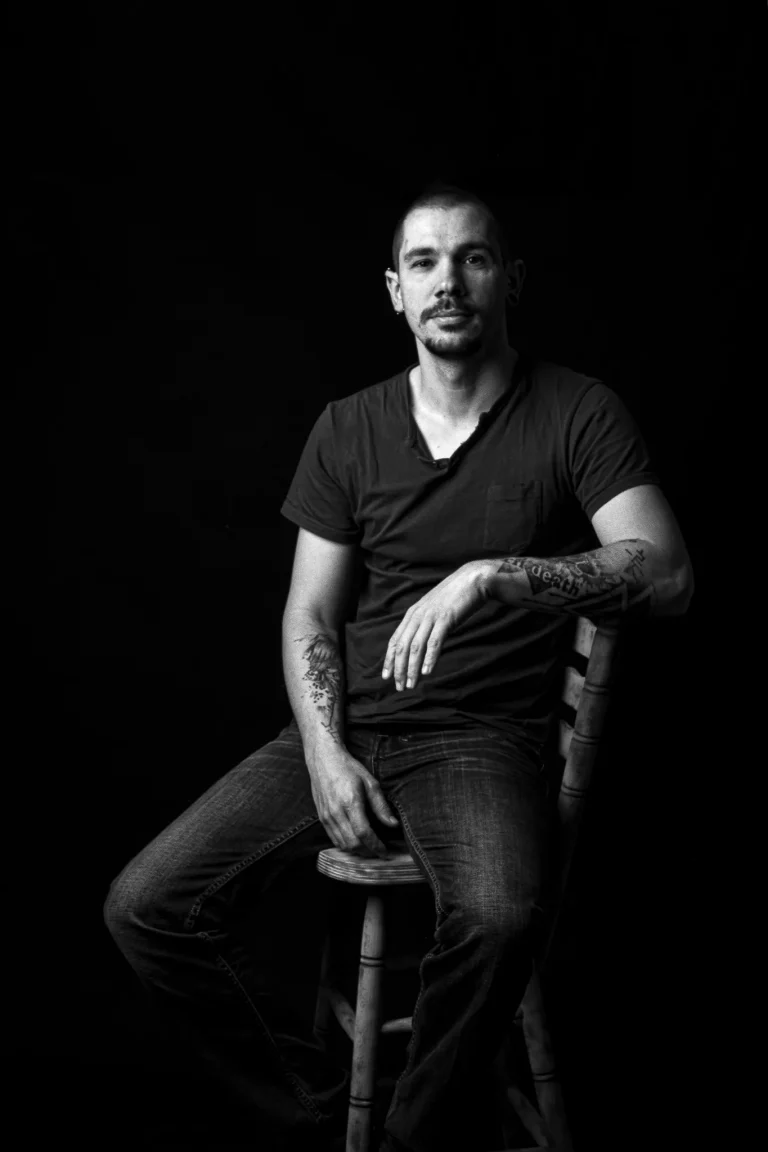 Portrait en studio – Photographie artistique en noir et blanc à Josselin