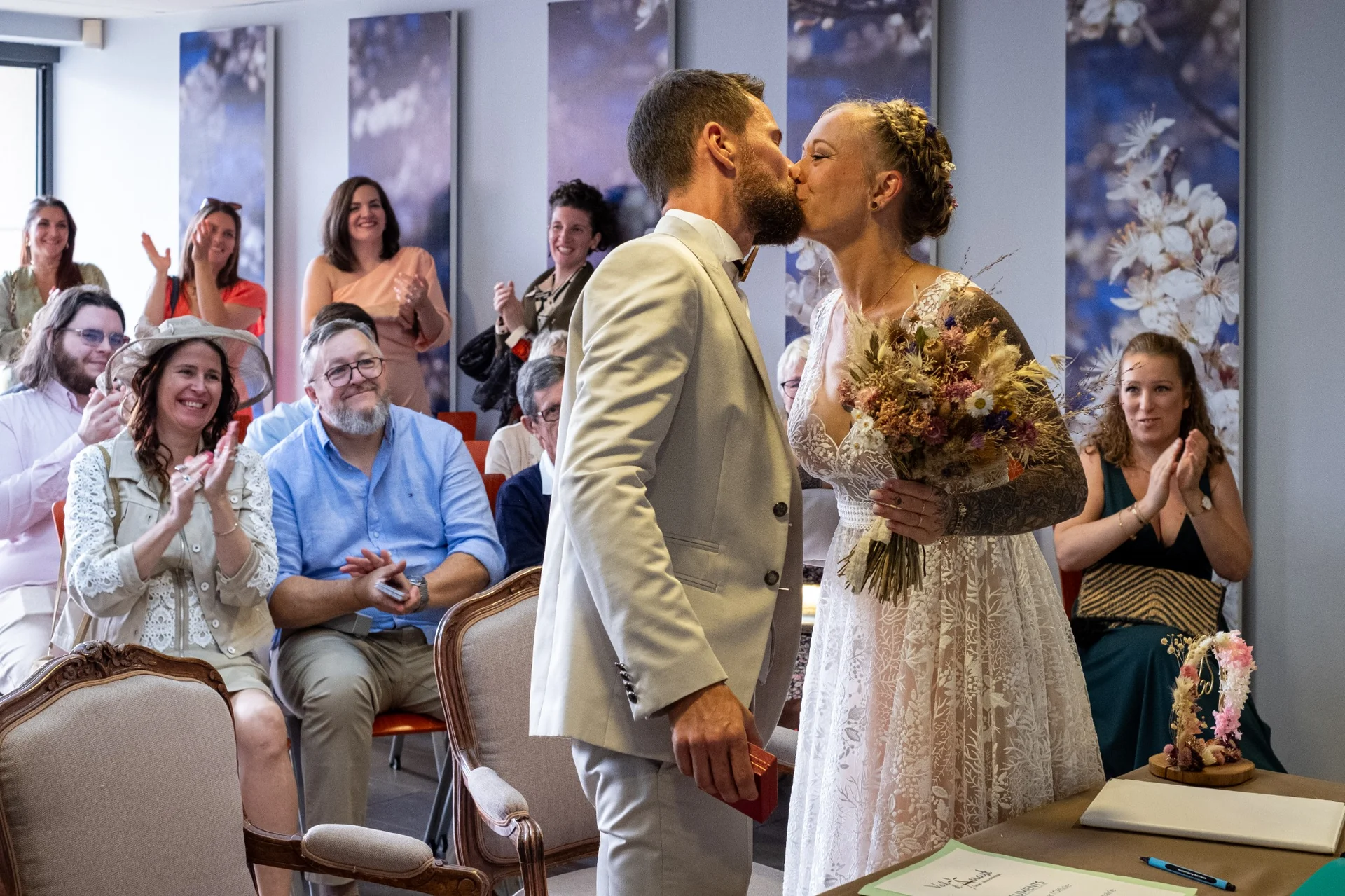 Premier baiser des mariés devant les invités après l’échange des consentements, capturé par Amandine Donato, photographe de mariage à Josselin dans le Morbihan