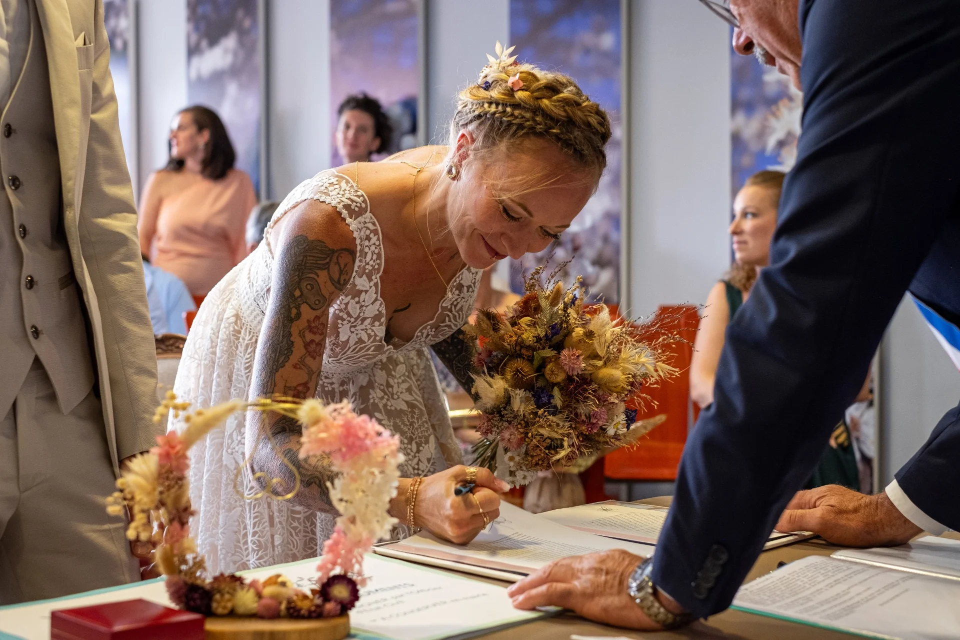 Signature du registre de mariage - Reportage de Amandine Donato, photographe à Josselin dans le Morbihan