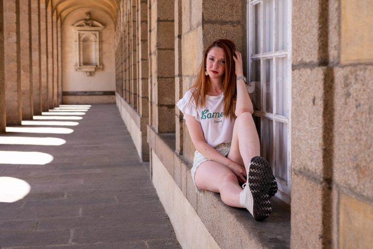 Jeune femme assise sur un rebord d'une fenêtre à Rennes - Portrait réalisé par Amandine Donato, photographe à Josselin