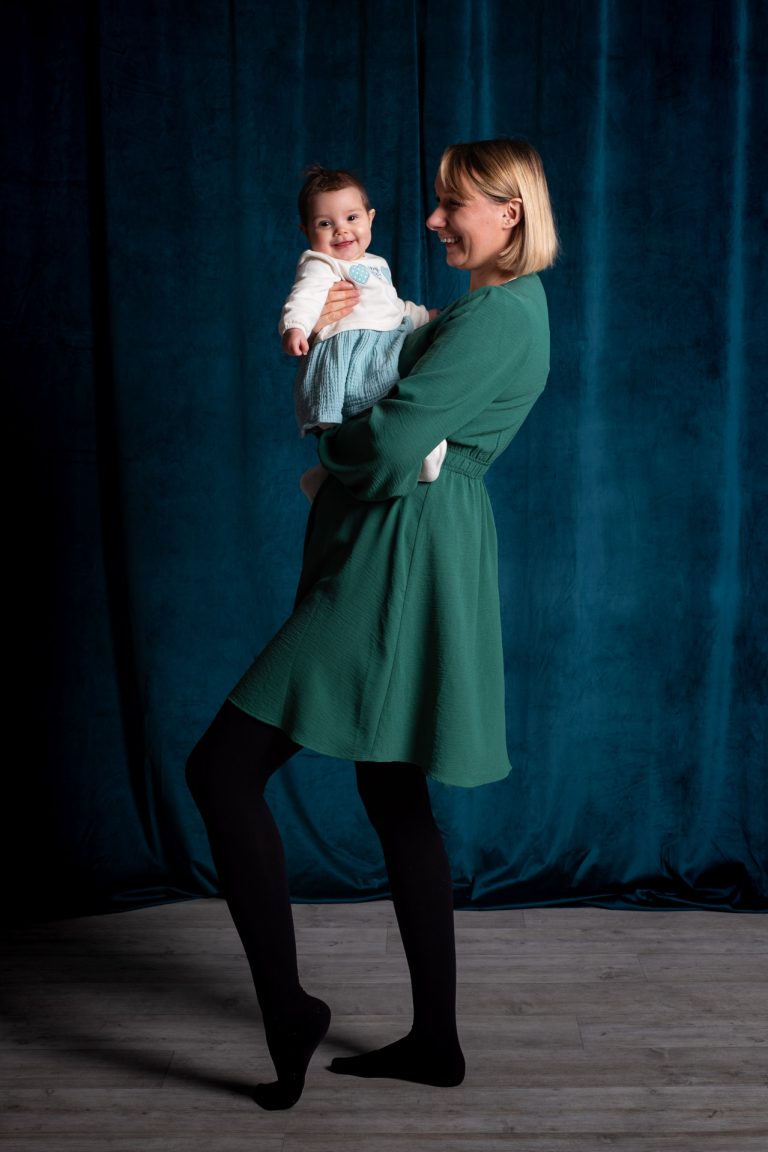 Mère tenant sa fille - Photo par Amandine Donato, photographe à Josselin